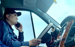 Nghe điện thoại khi ô tô đang chờ đèn đỏ có bị phạt?