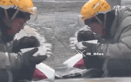 Shipper run cầm cập ngồi ăn ngoài đường vẫn không dám rời điện thoại vì sợ nhỡ đơn: Hình ảnh nhói lòng ngày cuối năm