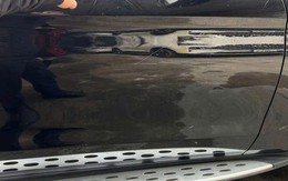 Thông tin mới vụ xe Mercedes bị cào xước, bẻ gương, đập kính khi đỗ trước trung tâm tiếng Anh