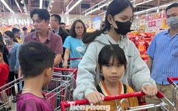 Nửa đêm, siêu thị vẫn ken đặc người mua sắm Tết