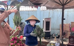 Sát Tết, trái cây "đội giá" vẫn bán chạy như tôm tươi