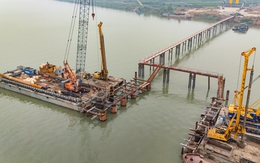 Toàn cảnh công trường thi công cây cầu kết nối Hà Nội - Hưng Yên