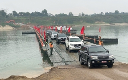 Thông xe cầu phao Đoan Hùng bắc qua sông Lô, phục vụ người dân đi lại dịp Tết