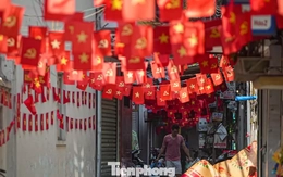 Phố phường Hà Nội rực rỡ cờ đỏ ngày 29 Tết