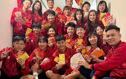 Thương tuyển nữ Việt Nam ăn tết xa nhà