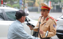 CSGT Hà Nội kiểm tra nồng độ cồn mùng 1 Tết, nhiều tài xế bị xử phạt