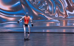 Robot hình người Trung Quốc đã phát triển đến mức này: Năm ngoái chỉ đứng một chỗ múa quạt, năm nay đã biểu diễn võ thuật, nhào lộn