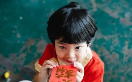 Đưa con sang nhà sếp chúc Tết, con hồn nhiên: "Nhà bác này giàu nhỉ, kiểu gì lì xì cũng to" làm bố mẹ ngượng cháy mặt