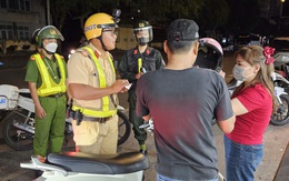 CLIP: CSGT Nam Sài Gòn xuyên đêm xử lý tài xế vi phạm nồng độ cồn