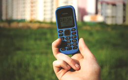 Dùng iPhone sang chảnh mà lúc nào tôi cũng mang theo một chiếc điện thoại "cục gạch": Tất cả vì lý do này