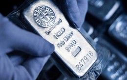 Thế lực nắm hơn 15.000 tấn bạc liên tục bán ra ở thời điểm nhạy cảm