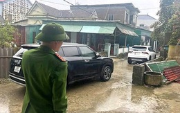 Công an làm việc với tài xế đỗ ô tô 'khoá đuôi', còn thách thức 'đỗ đến mai'