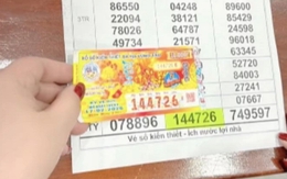 Bé 3 tuổi vứt tờ vé số trúng độc đắc của bố ra cửa ngay ngày Tết: Diễn biến bất ngờ sau đó