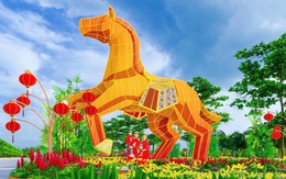 Linh vật Phúc Mã cao 7 mét tại đường hoa Home Hanoi Xuan 2026