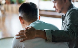 Chuyển 400 triệu đồng cho em trai cưới vợ, tôi nhận lại thông báo hoàn tiền và cuộc gọi lúc nửa đêm, quyết không về quê thêm lần nào