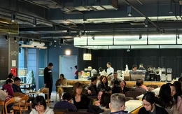 Hà Nội: Xếp hàng ăn phở, uống cà phê 'giải ngấy' ngày Tết