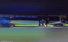 Bé gái 2 tuổi bất ngờ sốt cao trên xe khách về Hà Nội, hành động khẩn trương lúc 18h25 trên cao tốc khiến nhiều người xúc động