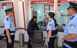 Thấy khách hàng mới mở tài khoản được 4 ngày đã nhận hơn 752 triệu đồng rồi rút ngay 225 triệu, nhân viên lập tức báo công an