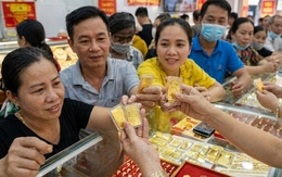 Không phải ai cũng cần chen chân sắm vàng mùng 10 tháng Giêng, nhưng nhóm người này mua một chút ắt rước lộc vào nhà