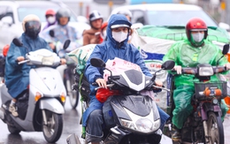 Đội mưa gió, dòng người ùn ùn đổ về Thủ đô sau kỳ nghỉ Tết