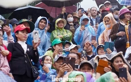 Biển người đội mưa khai hội chùa Hương