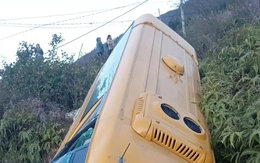 Xe 29 chỗ mất phanh lao xuống sườn đồi ở Sa Pa