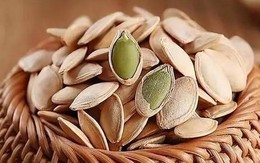 Ăn hạt bí đỏ giúp bổ dưỡng, nhưng sau 60 tuổi cần nhớ 5 điều này để tránh rước bệnh vào người