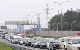 Người dân ùn ùn trở lại Thủ đô trong ngày cuối dịp nghỉ Tết Bính Ngọ