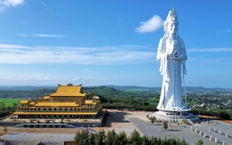 Cận cảnh ngôi chùa có tượng Quan Âm cao nhất Đông Nam Á ở Quảng Ngãi, từ đây có thể nhìn thấy cả đảo Lý Sơn