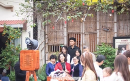 Dòng người 'đổ bộ' làng cổ Đường Lâm, săn ảnh Tết xưa