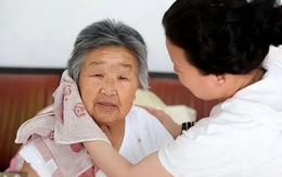 Rửa mặt vào buổi sáng và buổi tối có sai không? Các bác sĩ khuyên: Sau 60 tuổi, tốt nhất nên thay đổi 3 thói quen rửa mặt