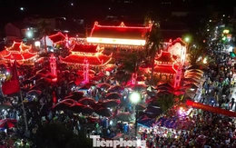 Hàng vạn người 'mua may, bán rủi' xuyên đêm tại phiên chợ lớn nhất Bắc Bộ