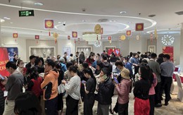 Sáng nay, nhà đầu tư đội mưa gió, xếp hàng từ sớm mua một sản phẩm bạc lần đầu xuất hiện