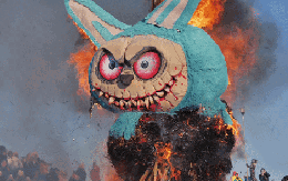 Labubu khổng lồ 'lên giàn thiêu' ở Nga: Chuyện gì đang xảy ra?