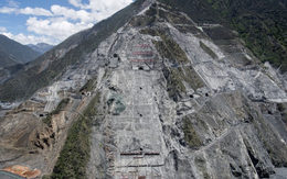 Mang vật liệu lên đỉnh 3.000 mét, dưới lòng đất 650 mét: Láng giềng Việt Nam đang xây công trình chưa từng có trên thế giới