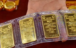 Lao đến tiệm vàng bán sạch vàng ngày vía Thần Tài: Ôm tiền về nhà, nhưng không khéo sợ còn "nghèo" đi...