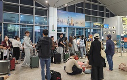 Khách bay đêm qua sân bay Tân Sơn Nhất chật kín, giá cước xe công nghệ tăng vọt