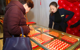 Thấy cụ ông bế cháu nhỏ, cầm gần 1 tỷ đồng mua vàng không hỏi giá, nhân viên trì hoãn giao dịch: Cảnh sát lập tức có mặt điều tra