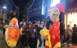 VIDEO: Hàng trăm người đi xếp hàng mua vàng từ nửa đêm