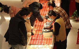 Cặp vợ chồng bán nhà, mang 5,6 tỷ đi mua vàng giữa lúc giá đạt đỉnh, nhân viên lập tức dừng giao dịch