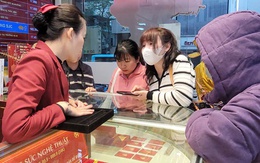 Nhiều năm giữ thói quen mua vàng vía Thần Tài, cụ bà gần 80 tuổi than giá vàng cao quá