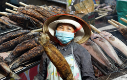 Một tuyến đường ở TP.HCM đỏ lửa suốt đêm trước ngày vía Thần Tài