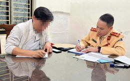 Phạt tài xế cho trẻ ngồi trước vô lăng khi lái xe ở Hà Nội