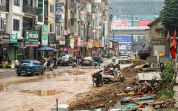 Dự án đường 400 tỷ ở Hà Nội ngổn ngang sau Tết, dân lội bùn, bắc ván vào nhà