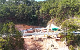 Cận cảnh cầu cạn qua điểm sạt lở khổng lồ trên đèo Mimosa tại Đà Lạt