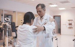 Bác sĩ tiết lộ hành trình “hồi sinh” đôi chân cho bé gái liệt hoàn toàn: “Những video ghi lại cử động tiến bộ của cháu là món quà vô giá với chúng tôi”