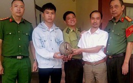 Thấy con vật quý bò lổm ngổm trong vườn, người dân liền bắt giao nộp