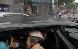 Cảnh sát "đội mưa" dẫn đường, tài xế xe ôm ở TPHCM qua cơn nguy kịch
