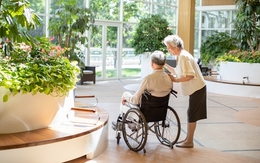 Nữ MC đình đám cùng cả gia đình chuyển vào viện dưỡng lão, mẹ chồng cũng đến sống chung: Lý do phía sau khiến nhiều người suy ngẫm