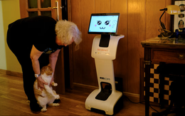 Công nghệ 28/2: Google Maps được gỡ hạn chế, robot nhảy múa cùng người cao tuổi